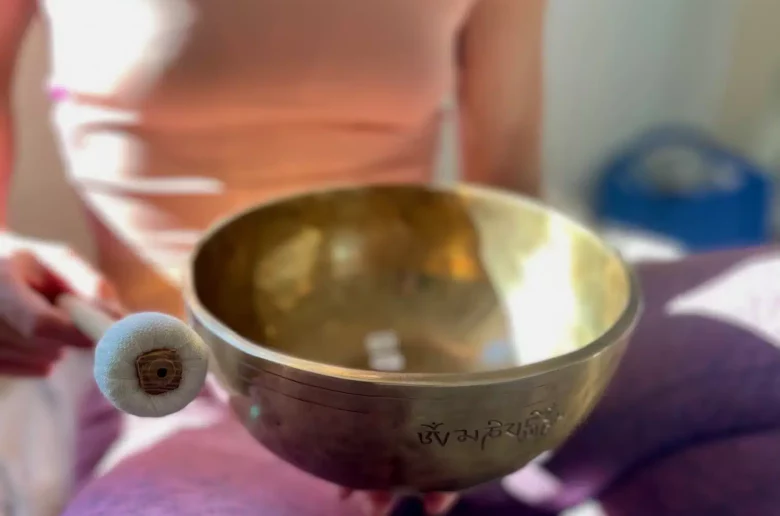 Bol tibétain utilisé en séance de sonothérapie sur les jambes