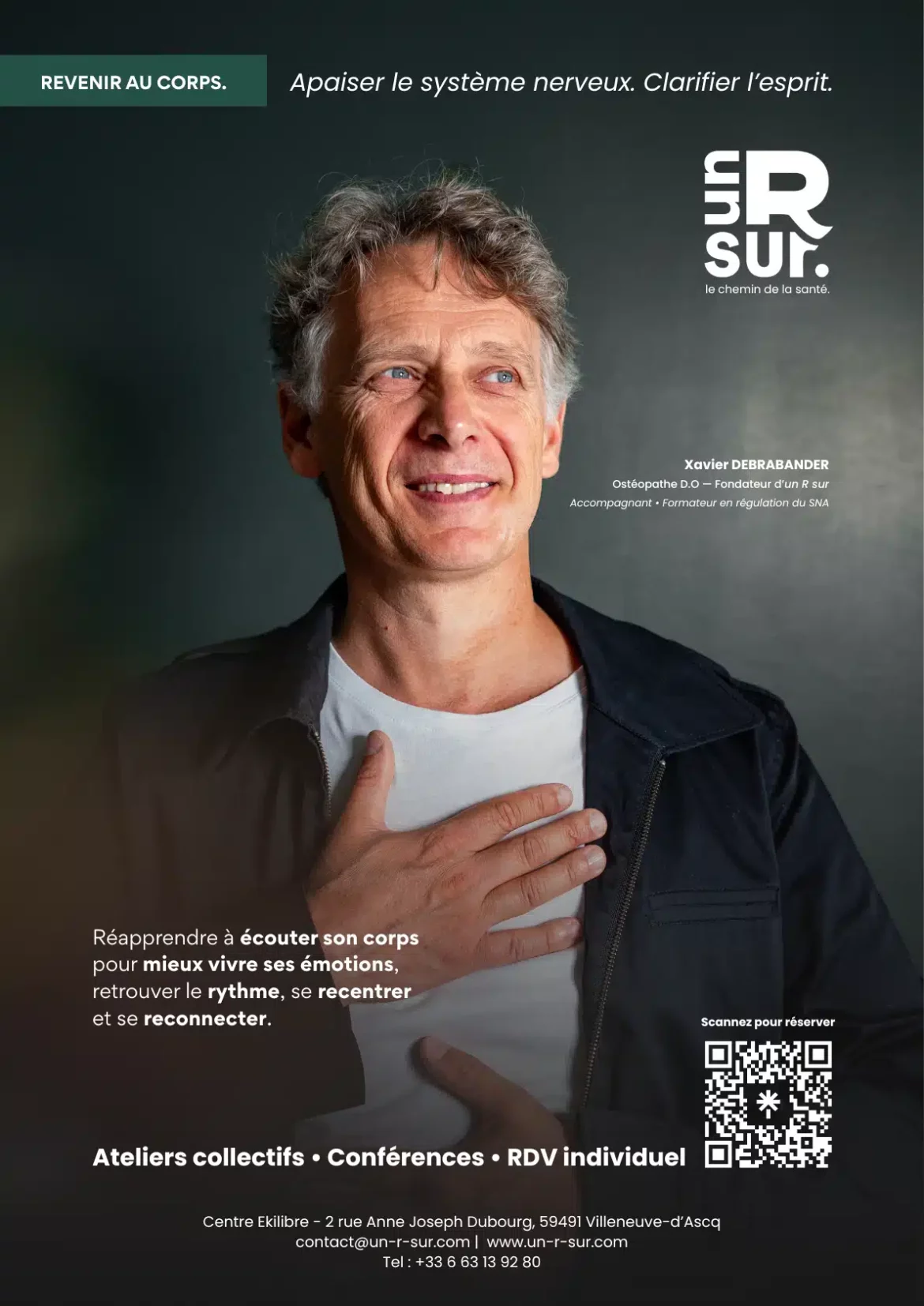 Portrait de Xavier Debrabander, main posée sur le cœur, regard apaisé — fondateur de Un R Sur.