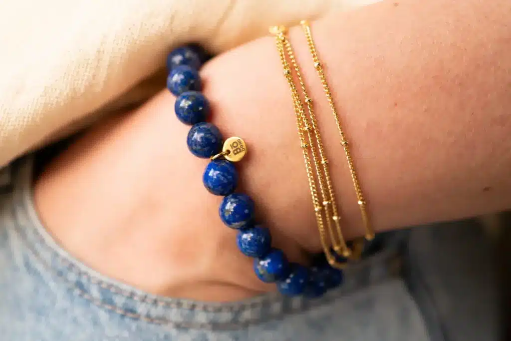 Gros plan sur le bracelet en Lapis-Lazuli Bo-DONG Signature, un bijou vibratoire pour l'harmonisation des chakras de la gorge et du troisième œil.