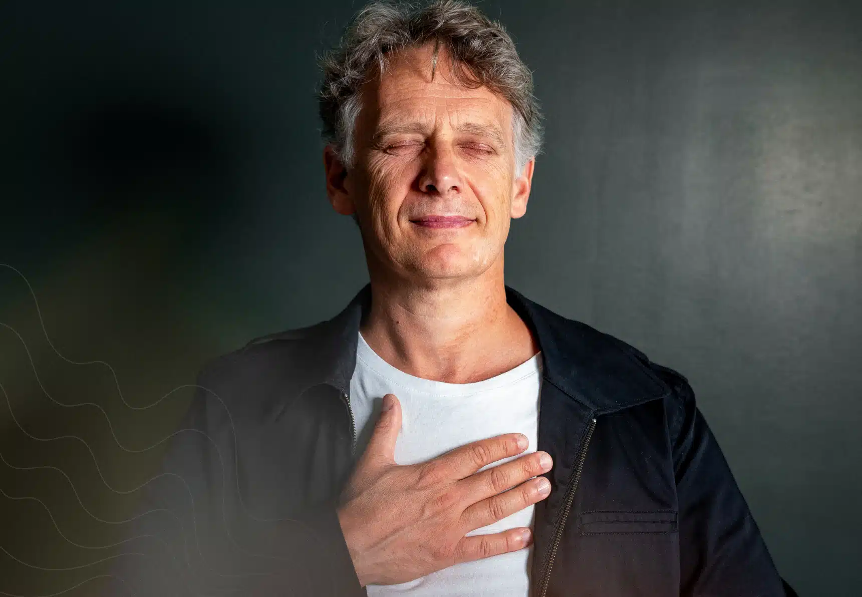 Main posée sur le cœur – Xavier Debrabander, fondateur de Un R Sur.