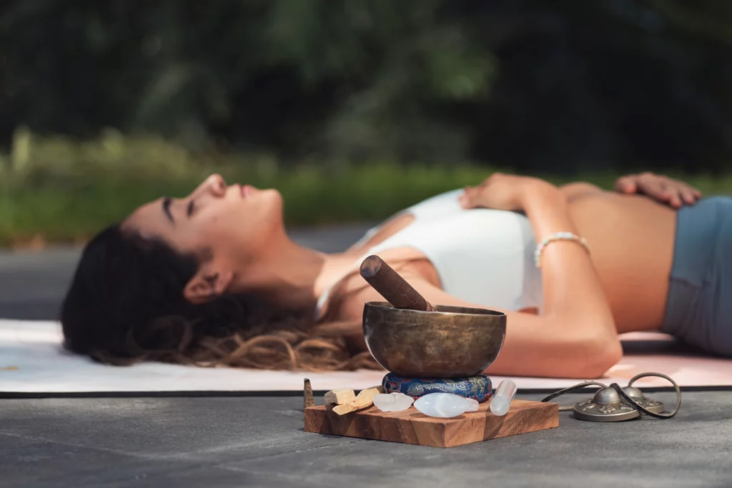 Respiration consciente et étirement lent dans un intérieur paisible
