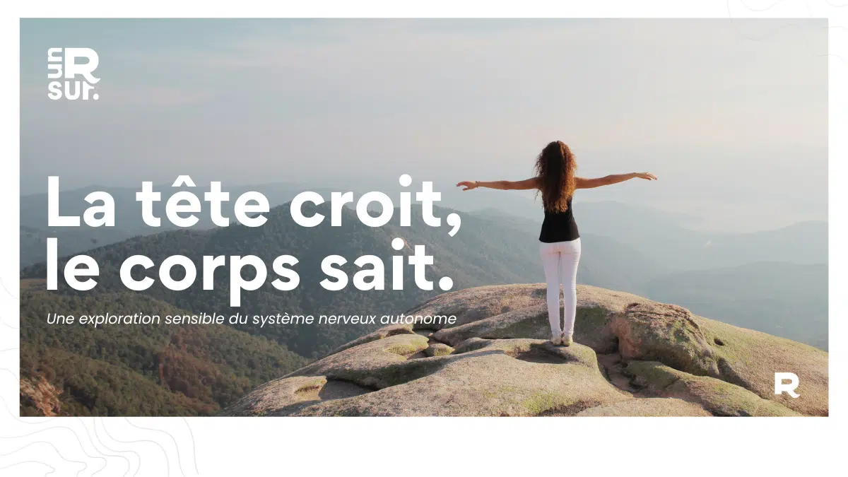 Femme debout en pleine nature, bras ouverts face à l’horizon — illustration de la conférence Un R Sur sur le système nerveux autonome.