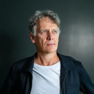 Portrait studio de Xavier Debrabander regardant au loin, fondateur de Un R Sur.