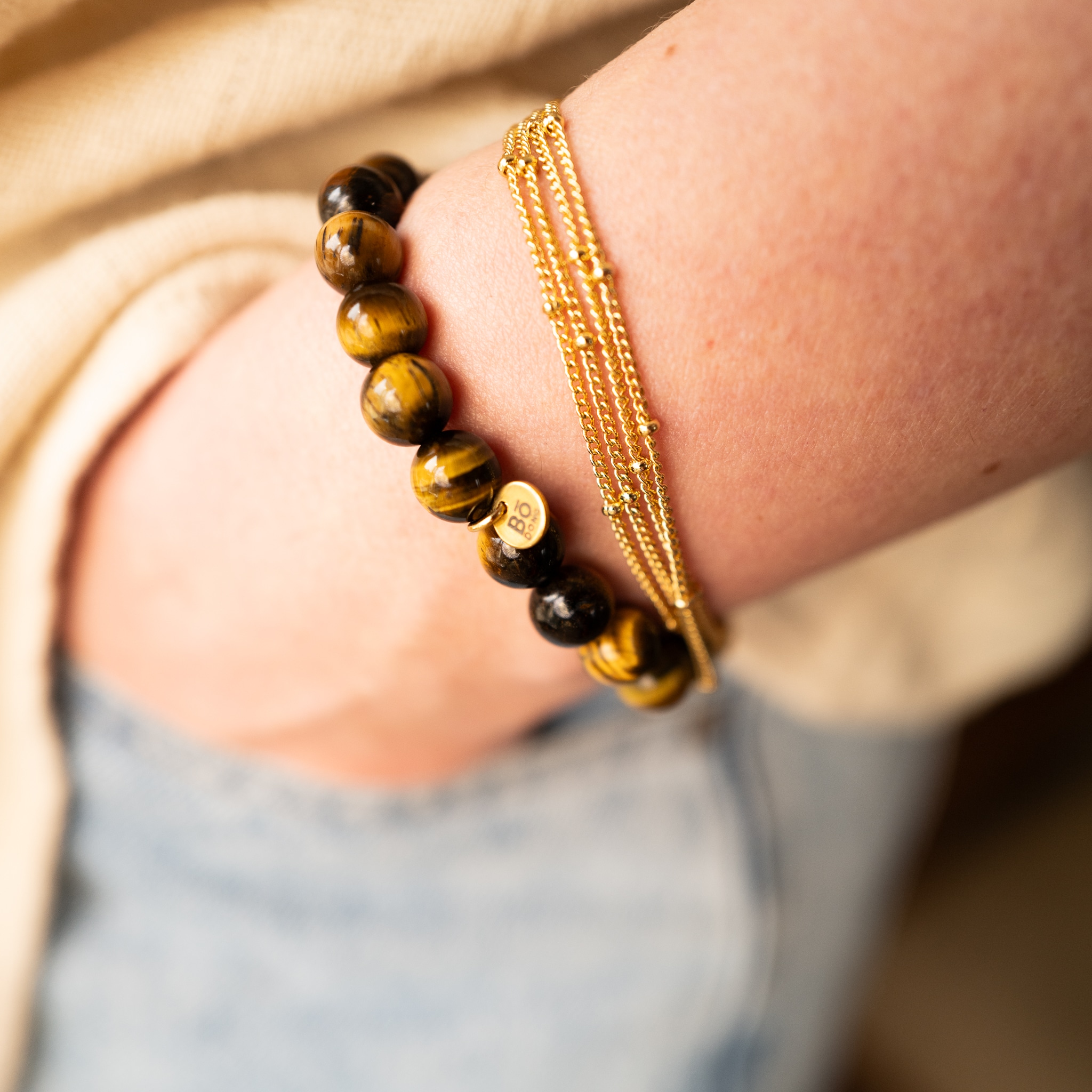 Bracelet en pierre naturelle Œil de Tigre porté sur un poignet, énergie de protection et courage.