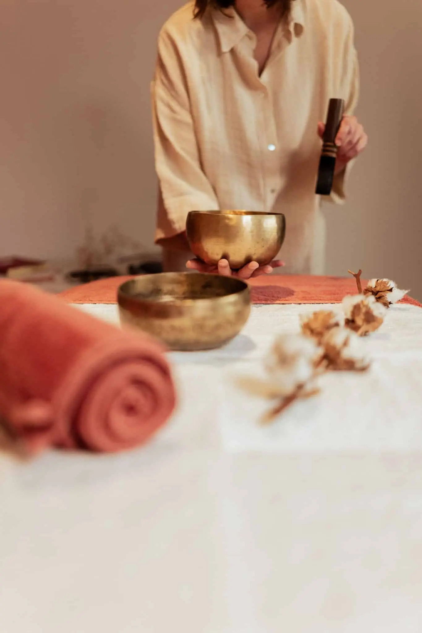 Préparation d’un massage au bol tibétain par Caroline, fondatrice de Bo-DONG, dans une atmosphère apaisante et chaleureuse