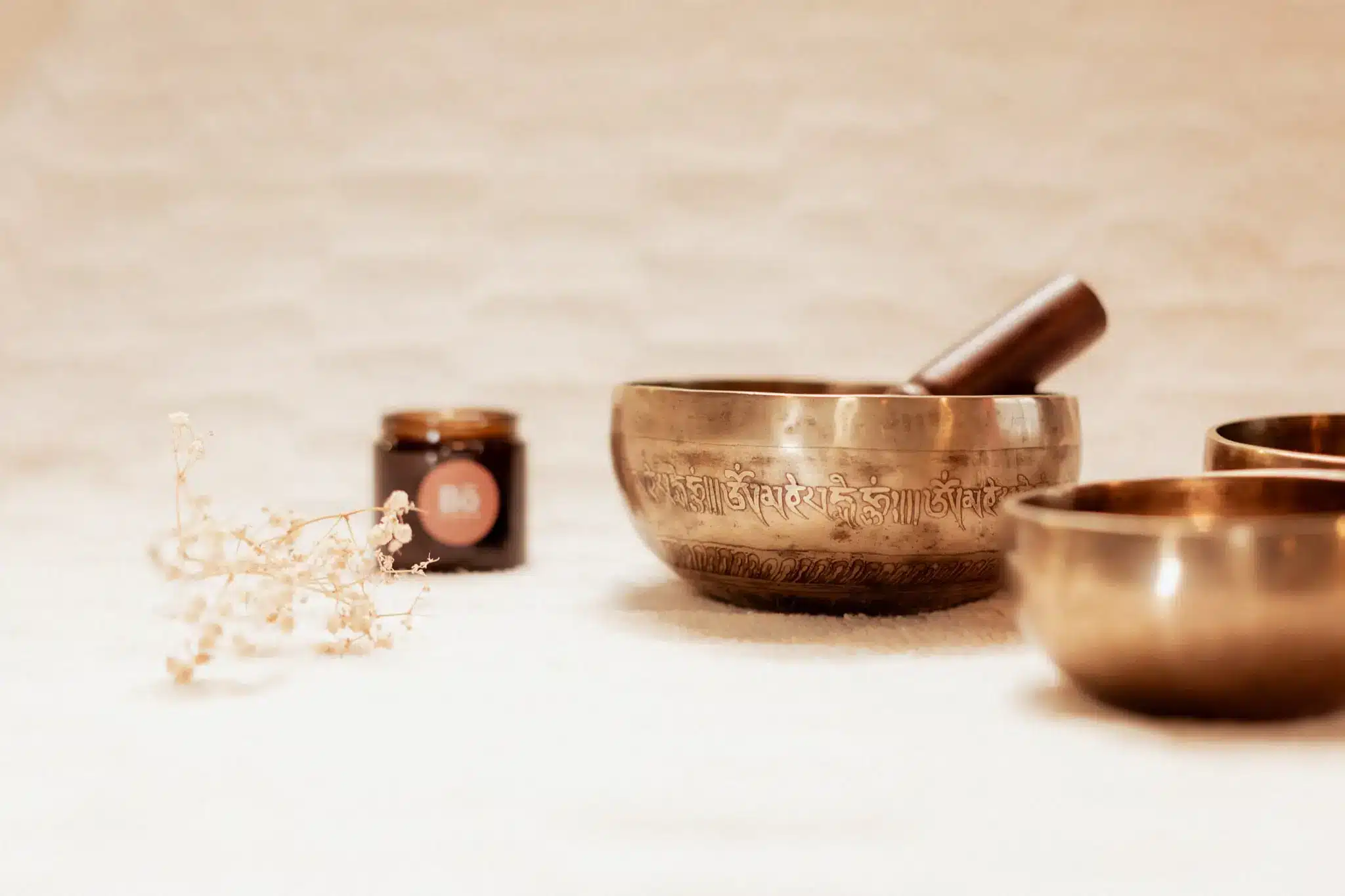 Composition zen Bo-DONG avec bols tibétains, bougie parfumée et fleur séchée