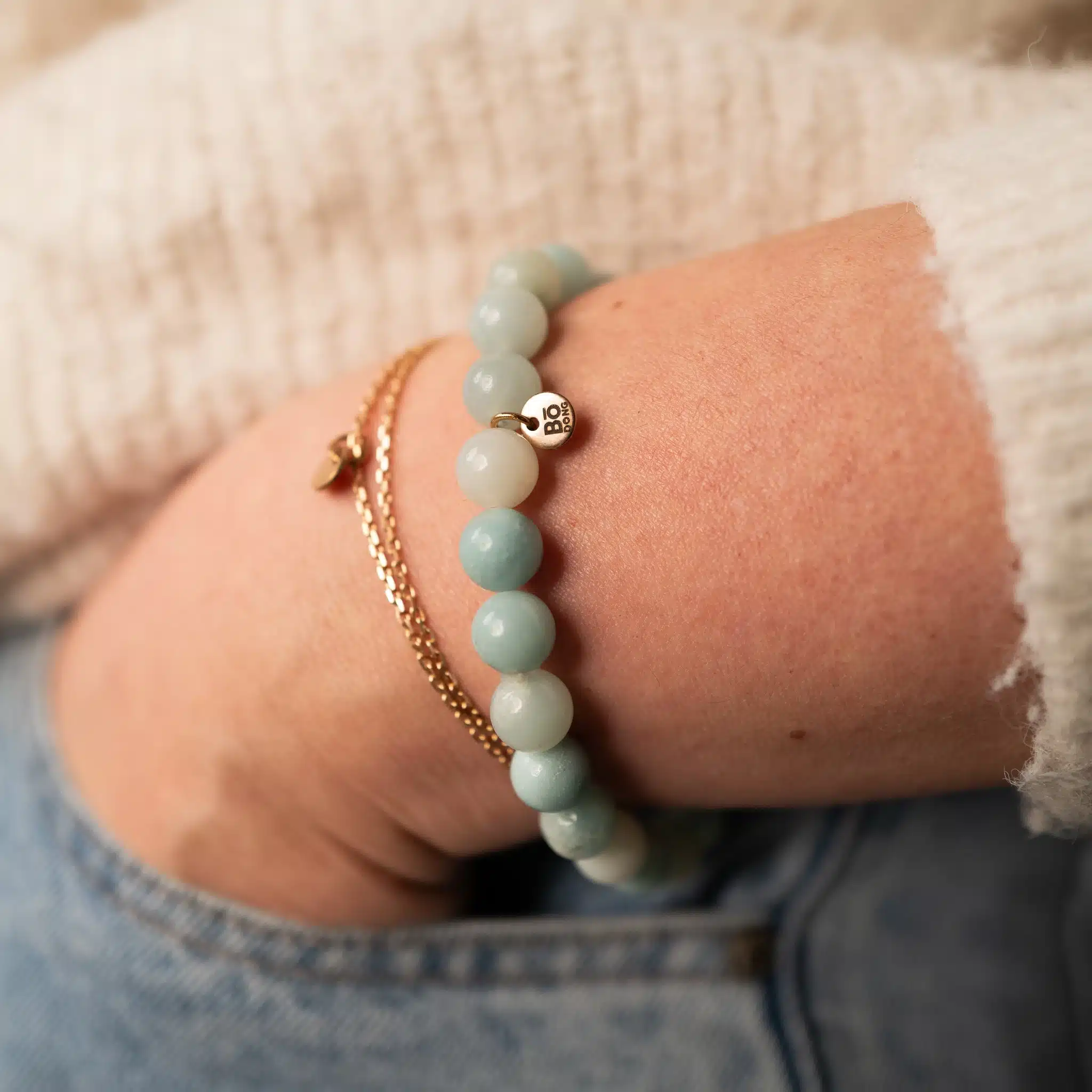 Bracelet Amazonite porté au poignet – style doux et apaisant – bijou bien-être
