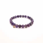Bracelet Améthyste Bo-DONG Signature sur fond blanc – pierre de spiritualité et de paix intérieure