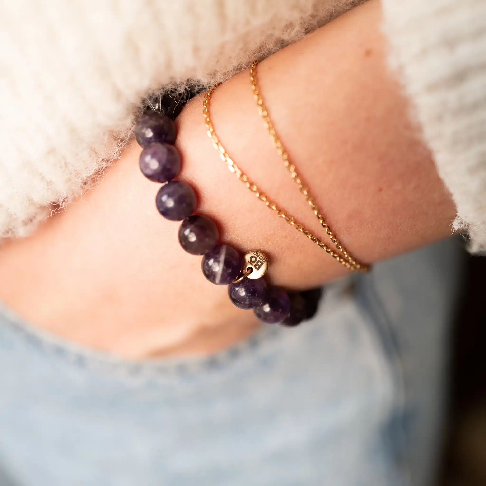 Bracelet Améthyste porté – Bo-DONG – style cocooning pour méditation et relaxation