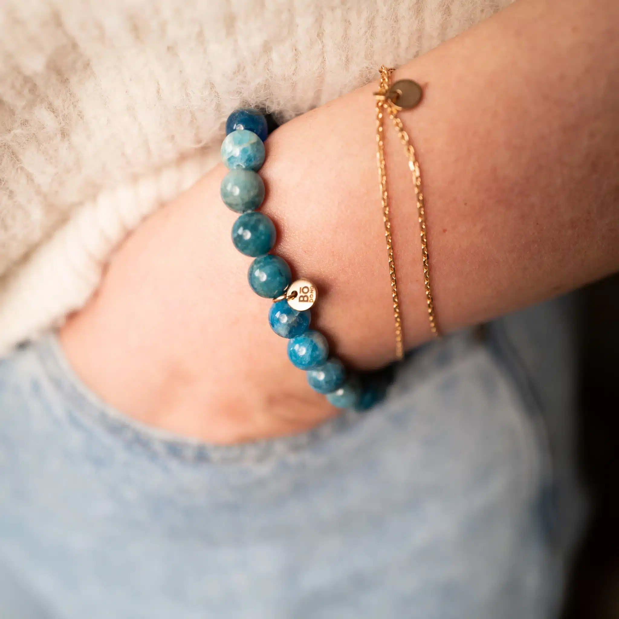 Bracelet Apatite bleue naturelle – Bo-DONG Signature – Pierre de clarté mentale et expression personnelle, porté au poignet.