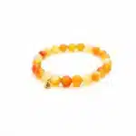 Bracelet Cornaline Bo-DONG Signature sur fond blanc – pierre d’ancrage, énergie et créativité