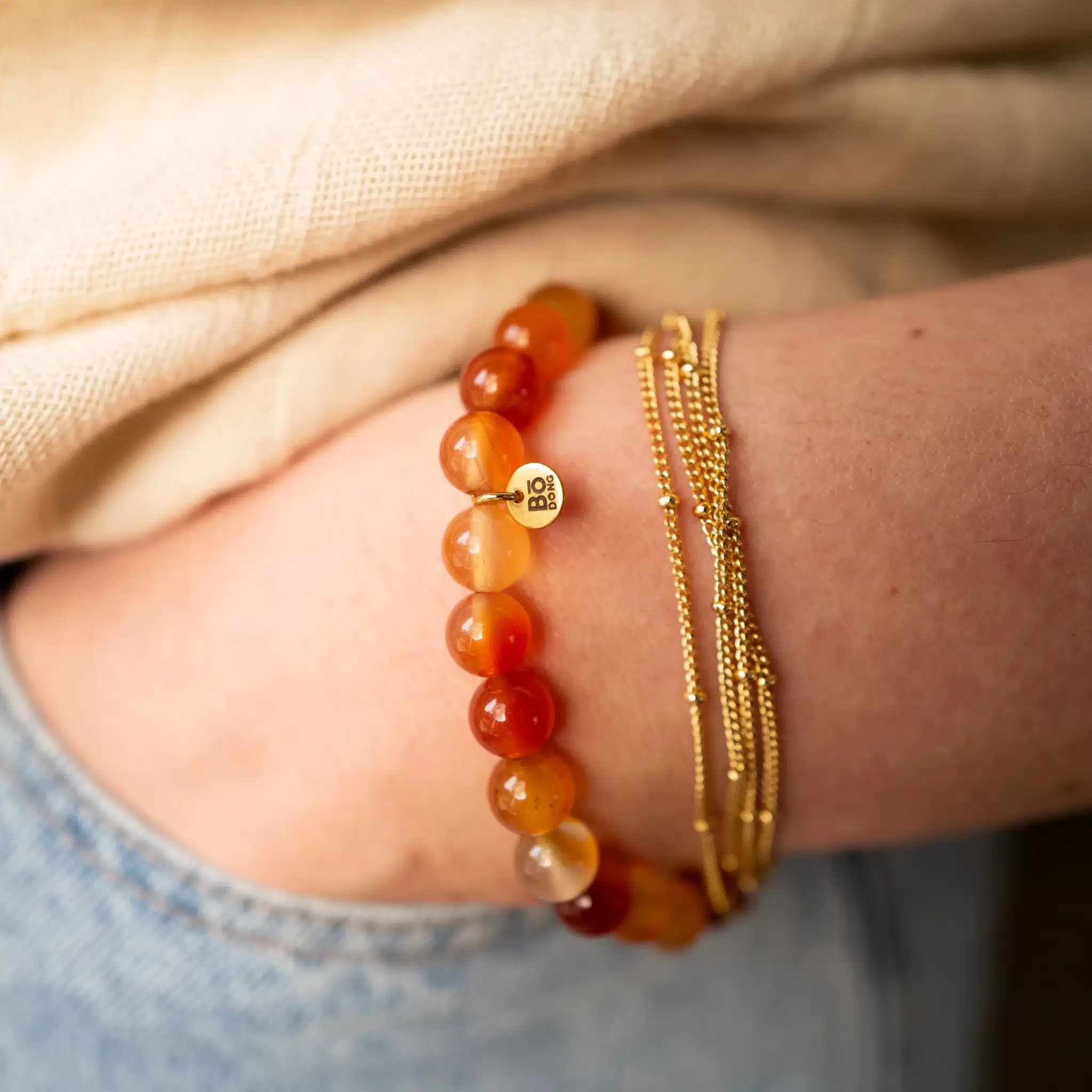 Bracelet Cornaline porté – force intérieure, vitalité et enracinement