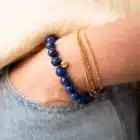 Bracelet Lapis Lazuli porté – affirmation de soi et connexion à la sagesse