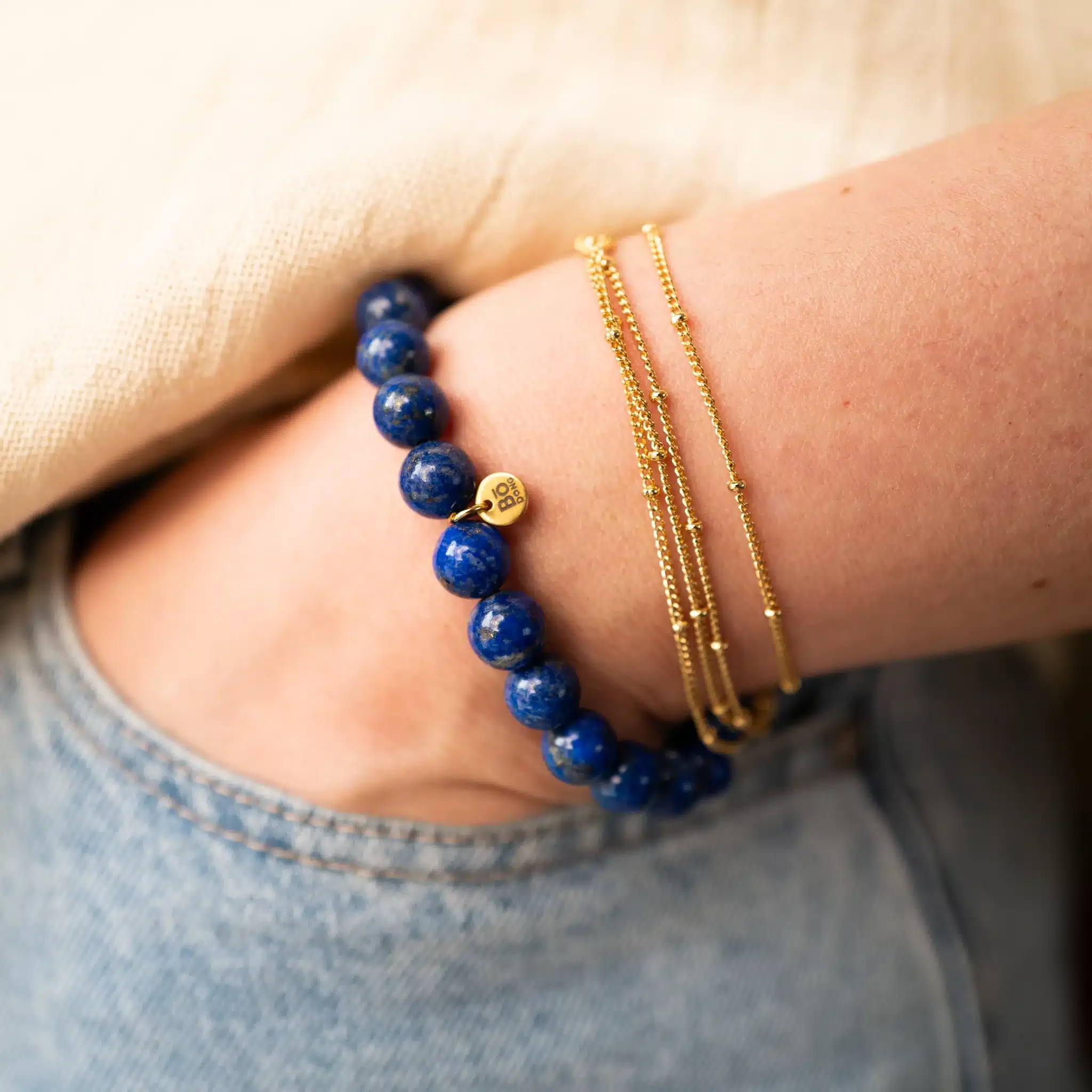 Bracelet Lapis Lazuli porté – affirmation de soi et connexion à la sagesse