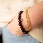 Bracelet Œil de Taureau porté – énergie puissante et assurance