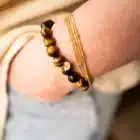 Bracelet Œil de Tigre porté – énergie solaire et force intérieure