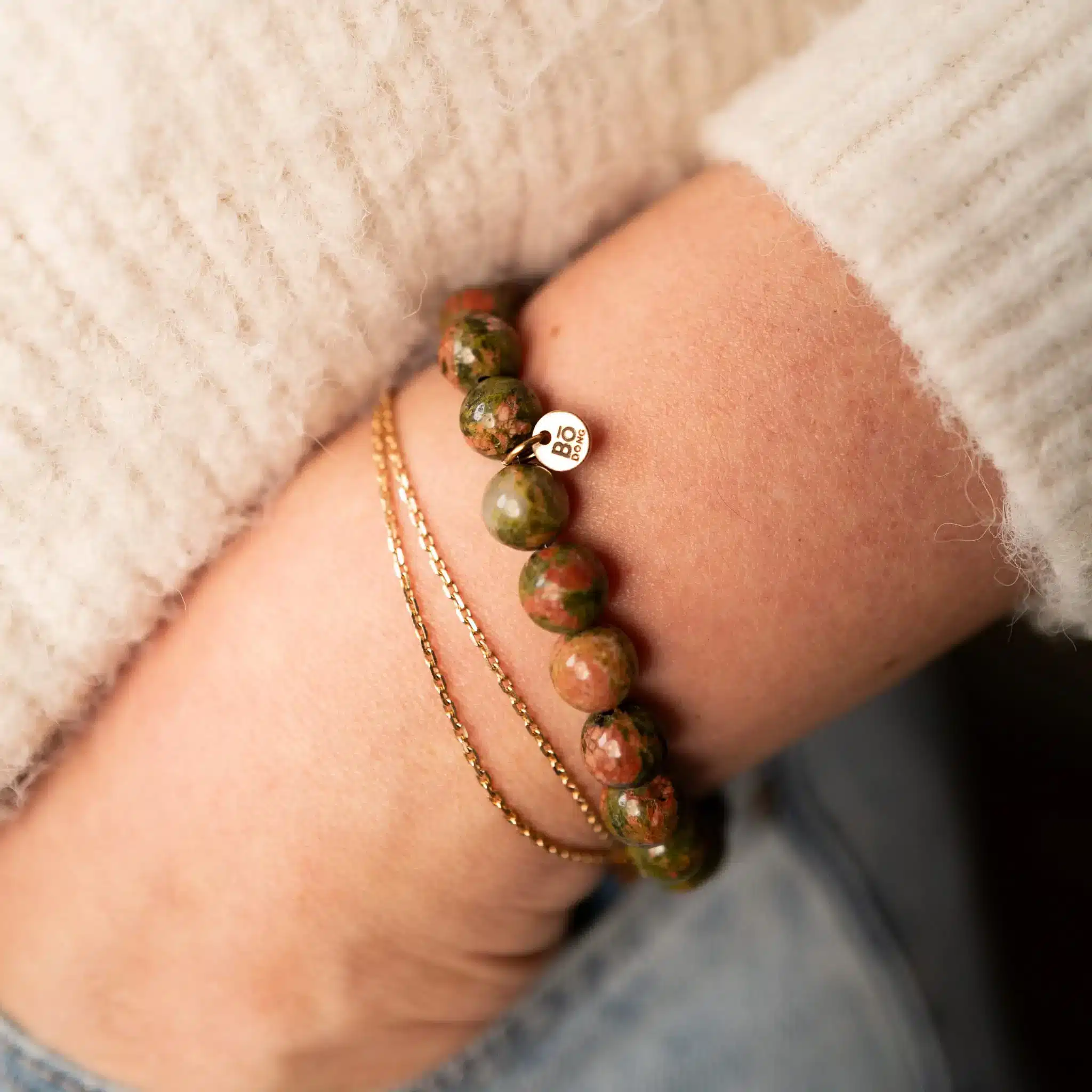 Bracelet Unakite porté – douceur verte pour la guérison intérieure
