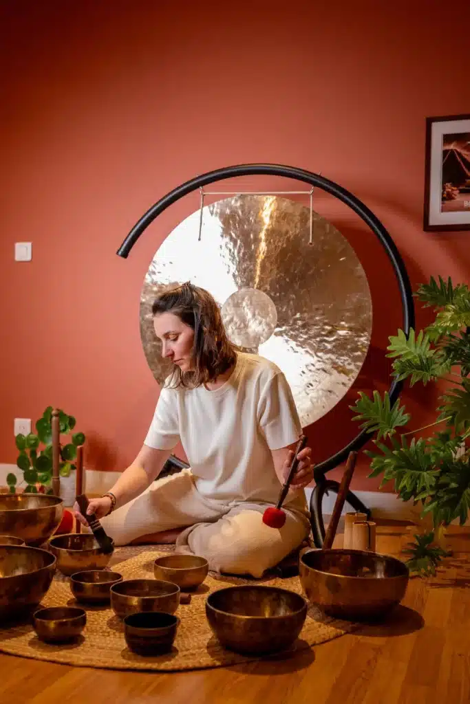 Voyage sonore avec Caroline – Bo-DONG Sonothérapie Caroline, praticienne chez Bo-DONG, guidant un voyage sonore avec des bols tibétains et un gong pour une détente profonde et immersive.
