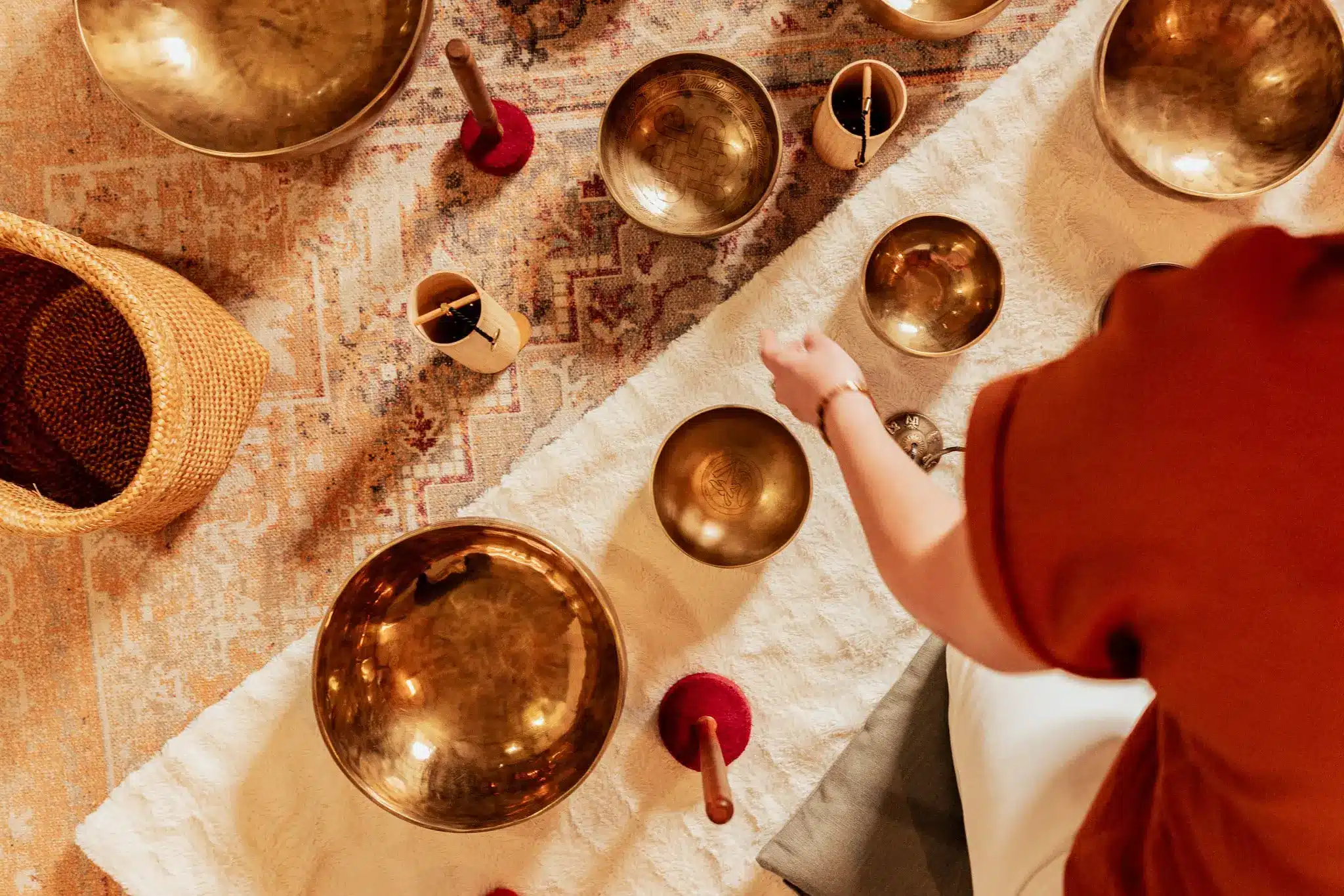 Vue immersive d’une séance de sonothérapie avec bols tibétains en studio Bo-DONG à Lille